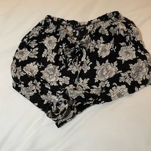 Brandy Melville flowered shorts size small